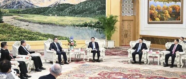 王沪宁会见国共两党智库论坛台方代表